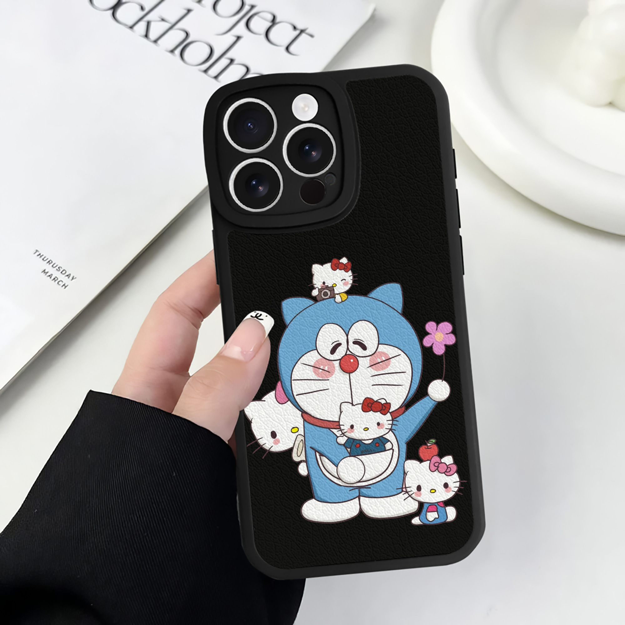（画像用） ドラえもん Doraemon 【iPhone 16シリーズ対応】シリコンスマホケース（レザー調） 材質：シリコン